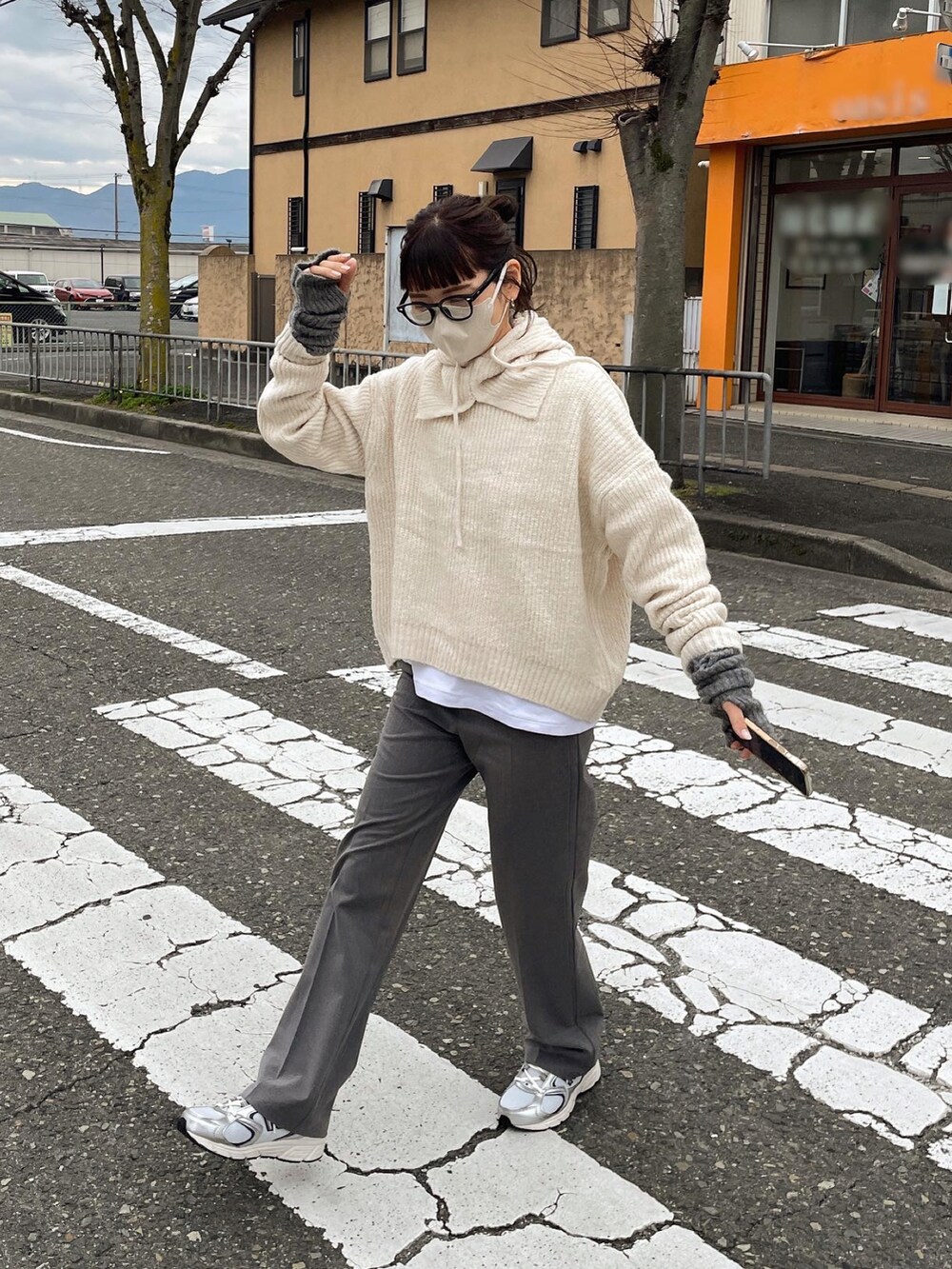 ホワイト系のニット/セーターを着用したレディースの冬コーディネートの2枚目の写真