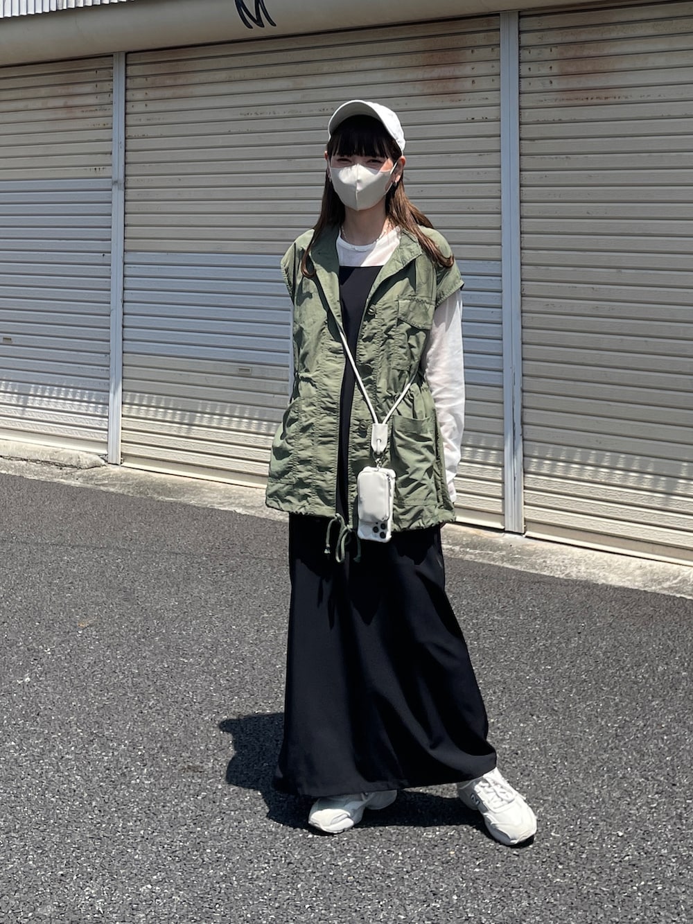 「休日スタイル、シンプルスタイル、大人女子、カジュアル、ミリタリーベスト、ベスト、ワンピース、キャップ、春服コーデ、スニーカーコーデ、プチプラコーデ」｜「tiptopのミリタリーベスト（ベスト、グリーン系）」を使った、maamin♡さん（レディース・156cm）の春コーディネートの3枚目の写真