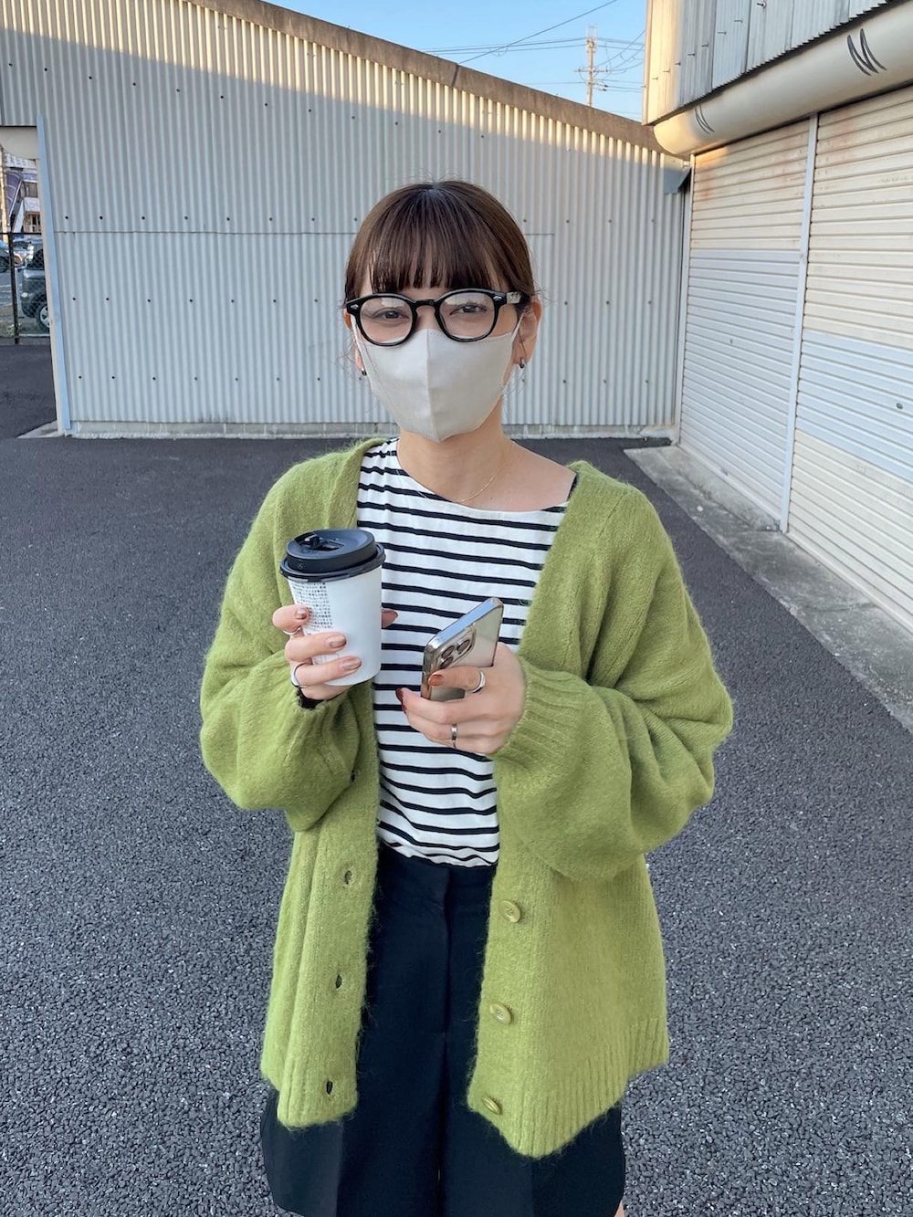 グリーン系のカーディガン/ボレロ、ブラック系のその他パンツを着用したレディースの秋コーディネートの2枚目の写真