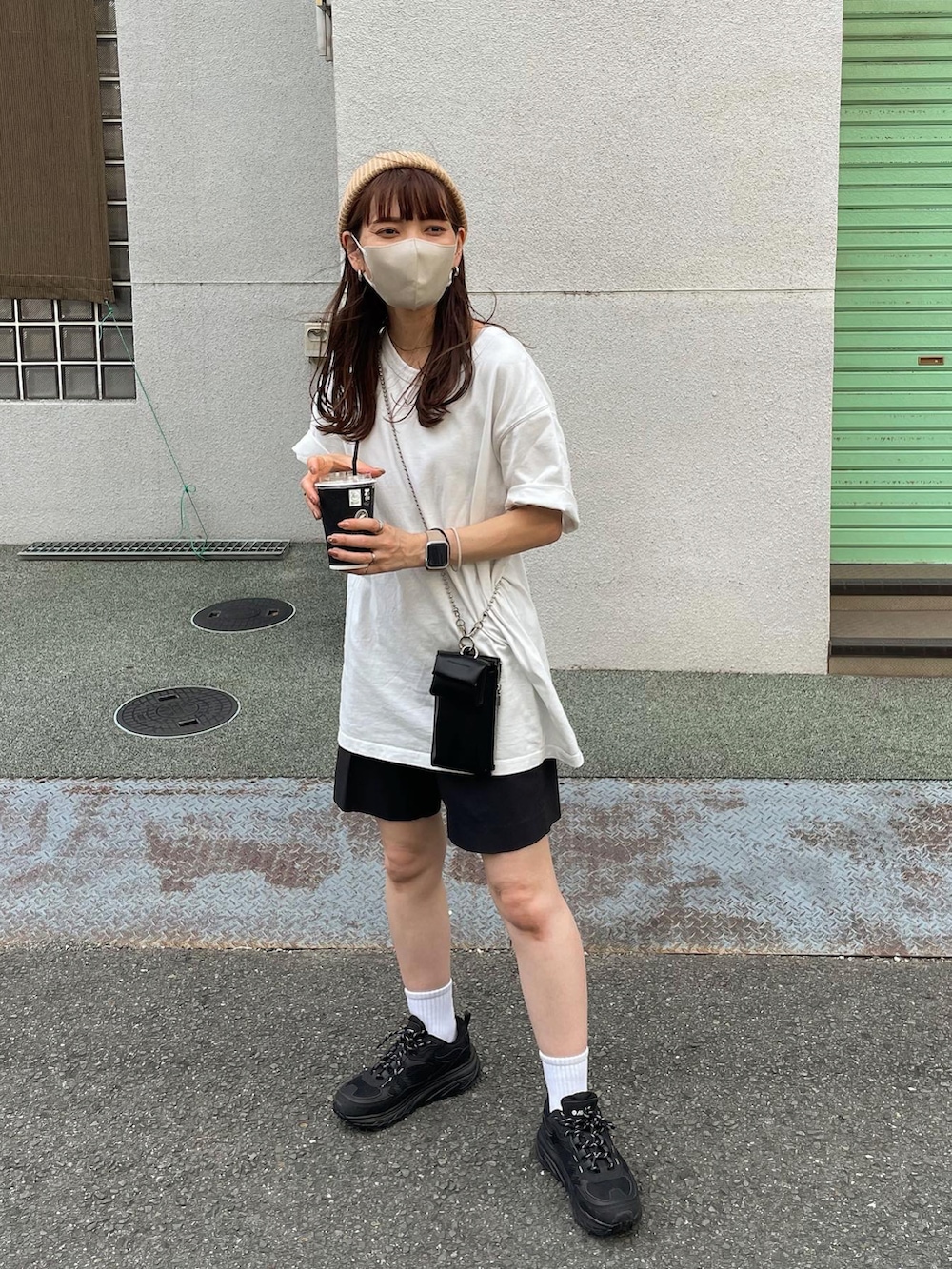 ブラック系のスニーカー、ブラック系のスマホケース/カバーを着用したレディースの夏コーディネートの5枚目の写真