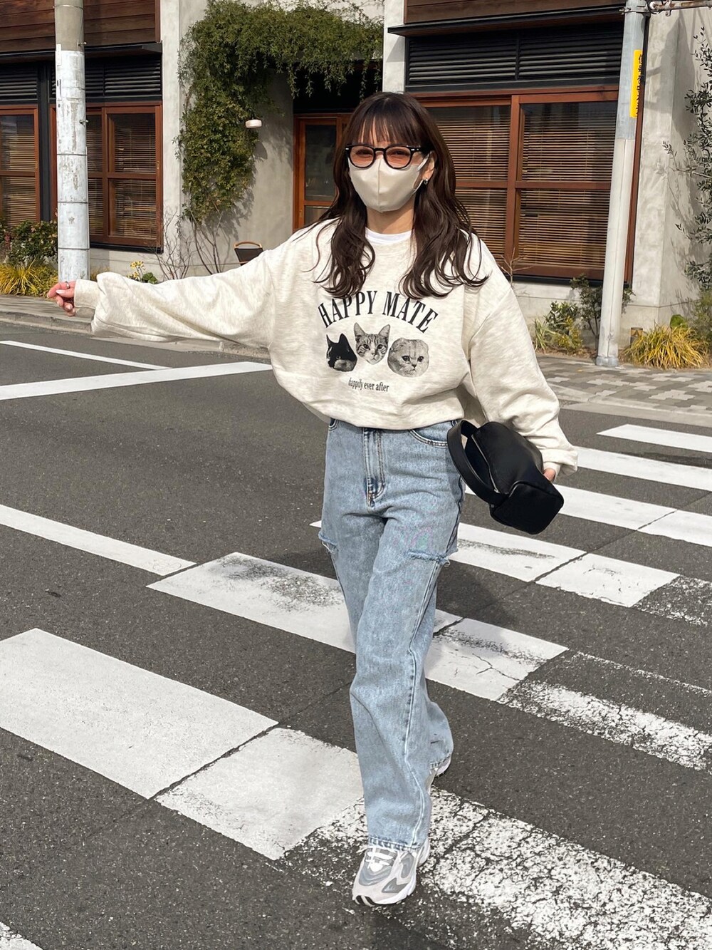 ホワイト系のTシャツ/カットソー、ブラック系のデニムパンツ、ブラウン系のサングラスを着用したレディースの春コーディネートの3枚目の写真