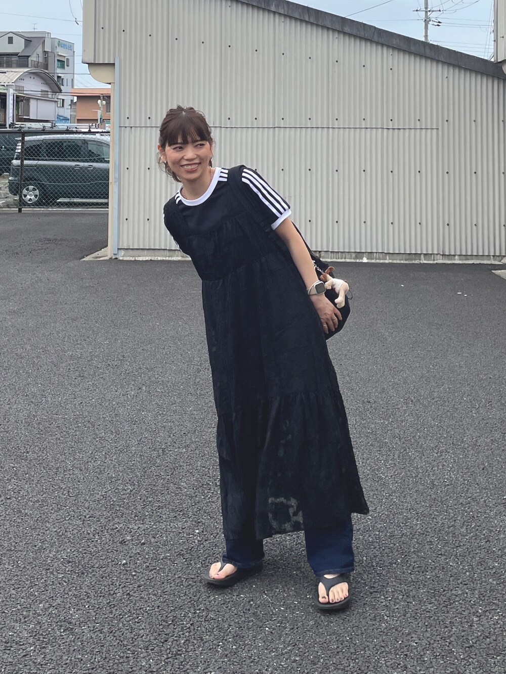 ブラック系のワンピース、ブラック系のTシャツ/カットソーを着用したレディースの春コーディネートの4枚目の写真