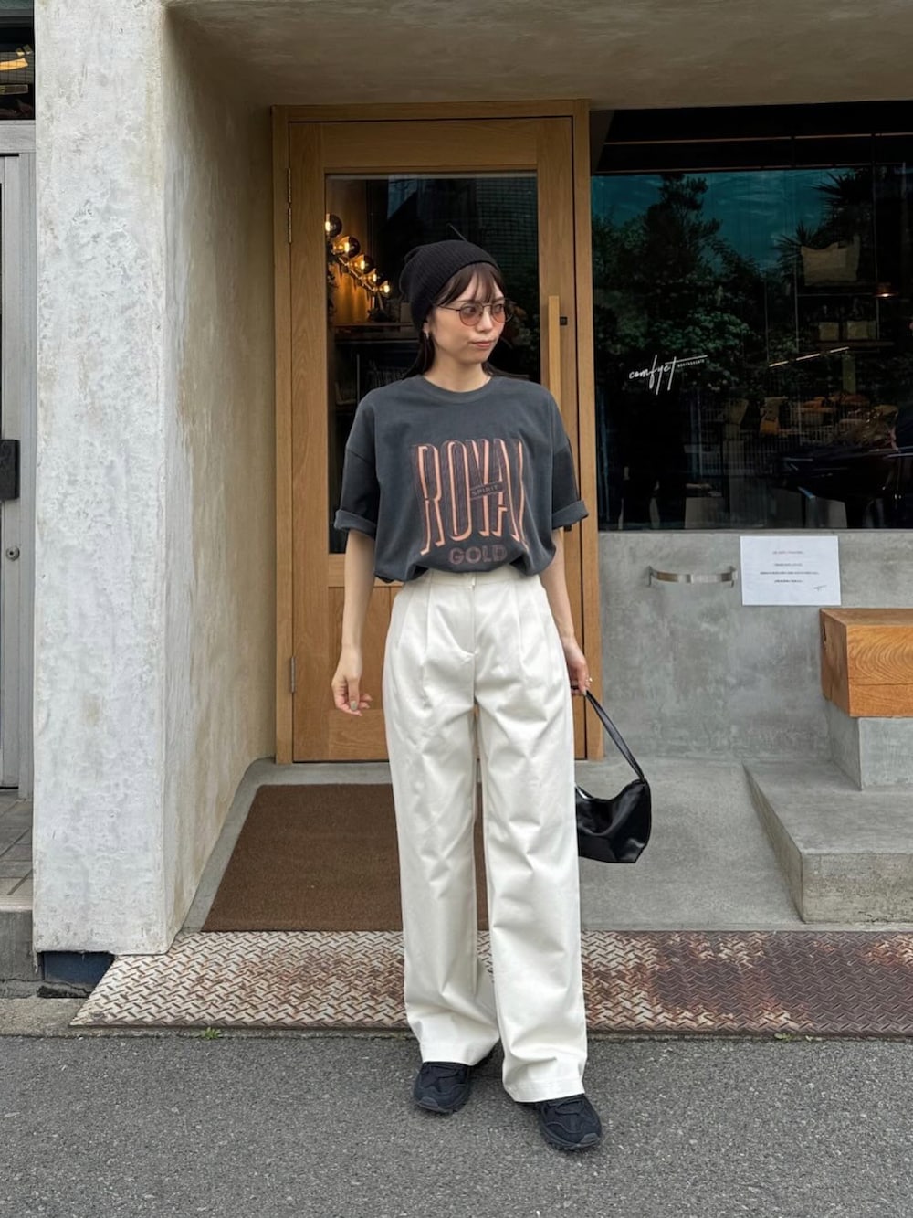 ホワイト系のTシャツ/カットソー、ブラック系のスニーカーを着用したレディースの夏コーディネートの3枚目の写真