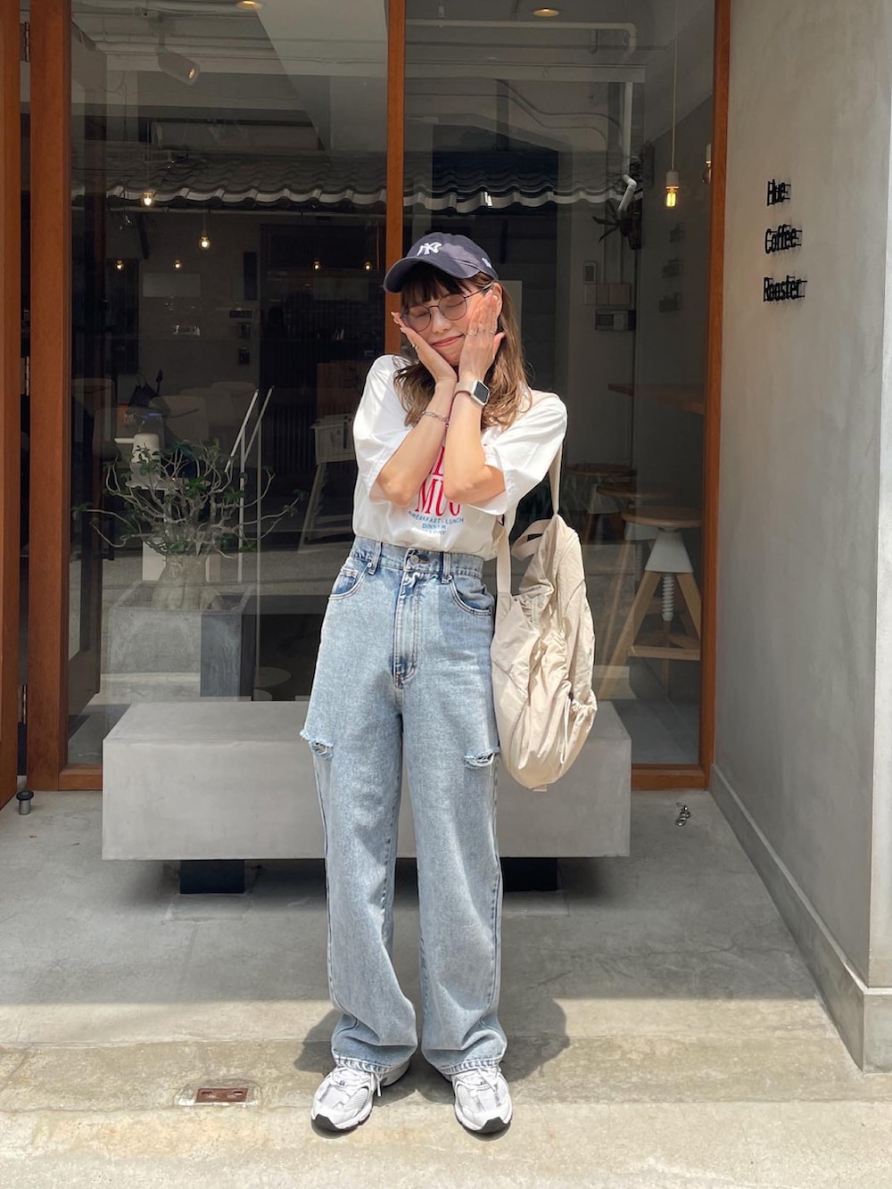 ホワイト系のTシャツ/カットソー、ブルー系のデニムパンツ、ブラック系のバックパック/リュックを着用したレディースの夏コーディネートの4枚目の写真