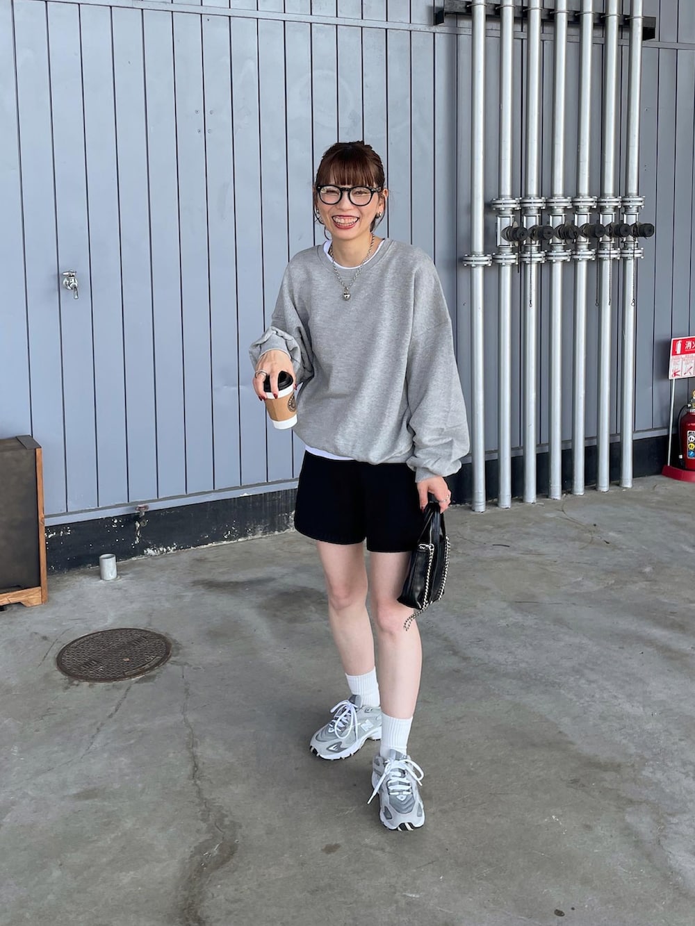 グレー系のスウェット、ブラック系のその他パンツ、ブラック系のショルダーバッグを着用したレディースの秋コーディネートの5枚目の写真