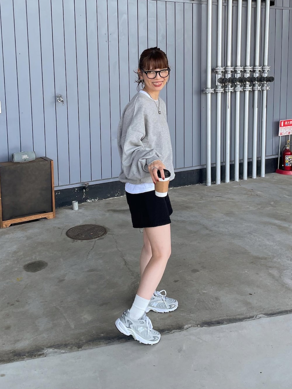 グレー系のスウェット、ブラック系のその他パンツ、ブラック系のショルダーバッグを着用したレディースの秋コーディネートの2枚目の写真