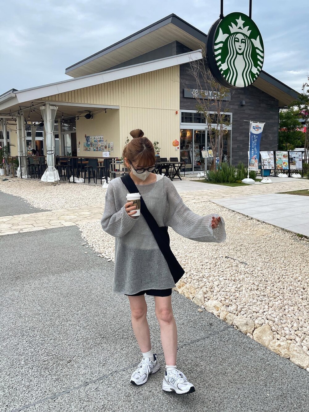 グレー系のニット/セーター、ブラック系のその他パンツ、ブラック系のショルダーバッグを着用したレディースの秋コーディネートの2枚目の写真