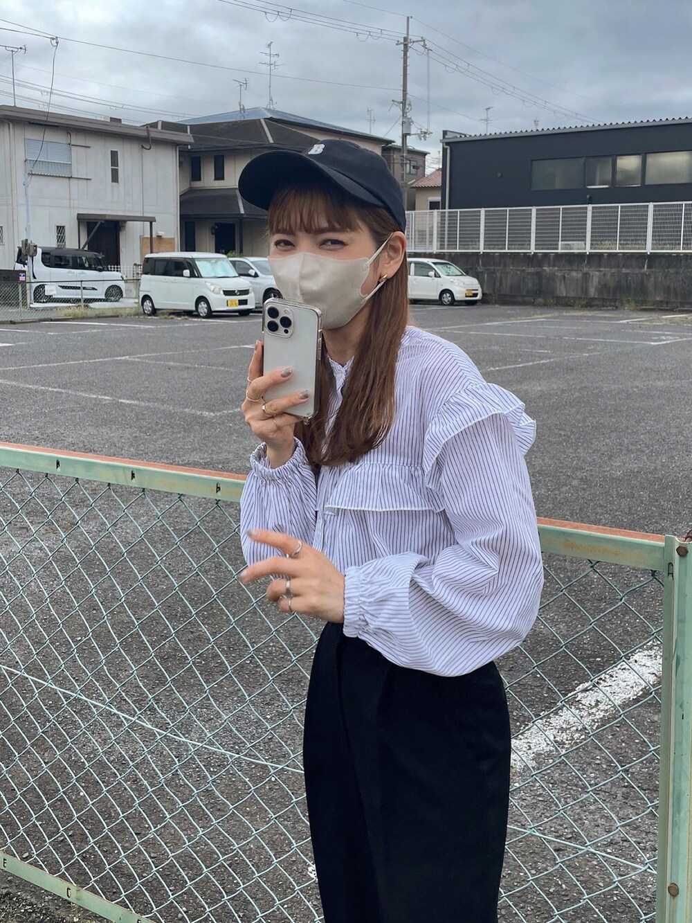 ブルー系のトップス、ブラック系のその他パンツ、ブラック系のキャップを着用したレディースの秋コーディネートの5枚目の写真