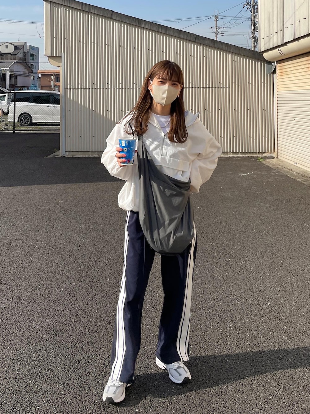 「アノラックパーカー、マウンテンパーカー、春コーデ、春服コーデ、ジャージ、大人カジュアル、シンプルスタイル、メンズライク、着回しコーデ、骨格ウェーブ、ゆったりコーデ、いまどきジャケット写真、ニューバランス、New Balance」｜「LE MOREのアノラックパーカー（ナイロンジャケット、ホワイト系）」を使った、maamin♡さん（レディース・156cm）の春コーディネートの3枚目の写真
