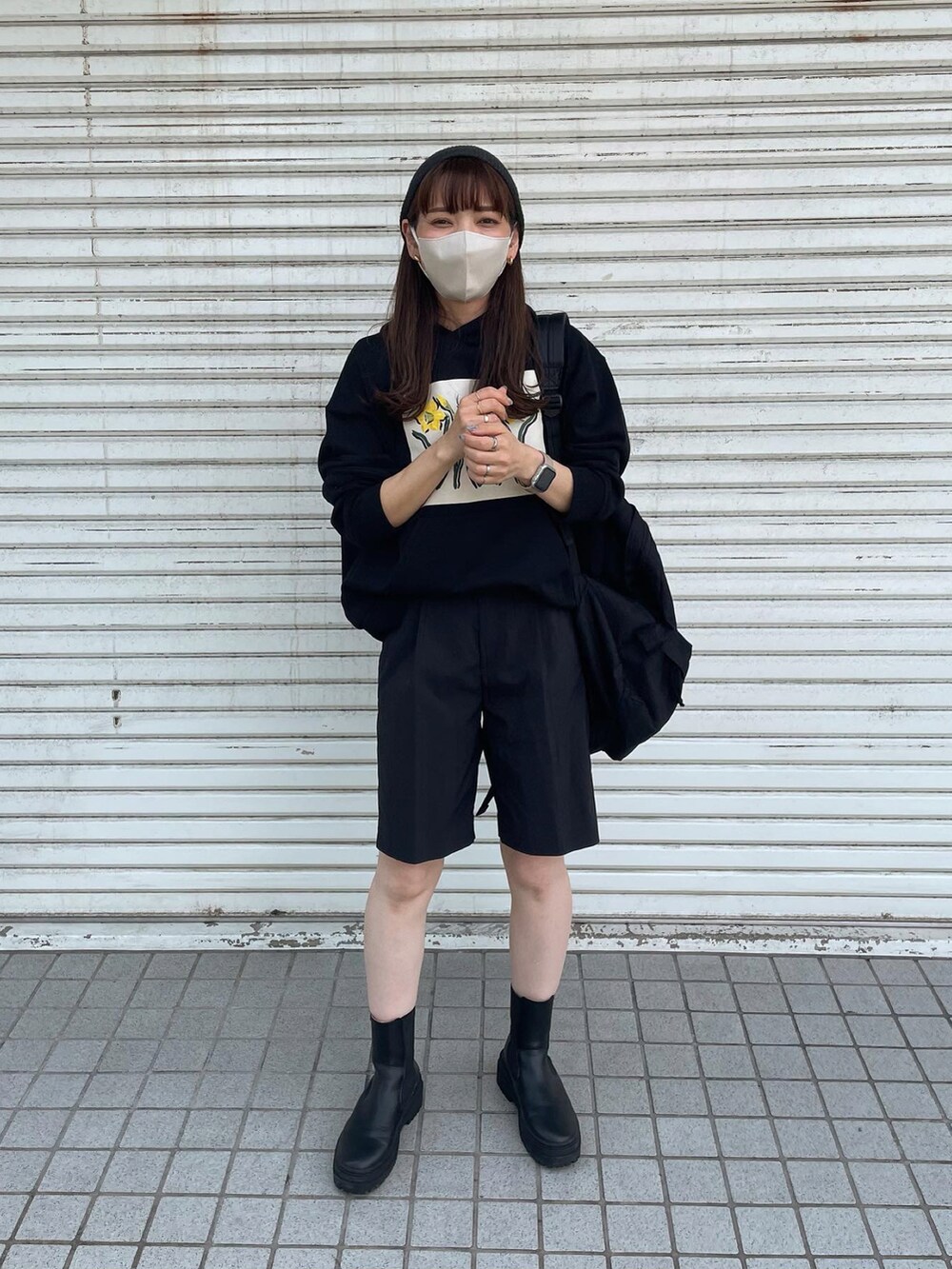 ブラック系のパーカー、ブラック系のブーツを着用したレディースの夏コーディネートの2枚目の写真