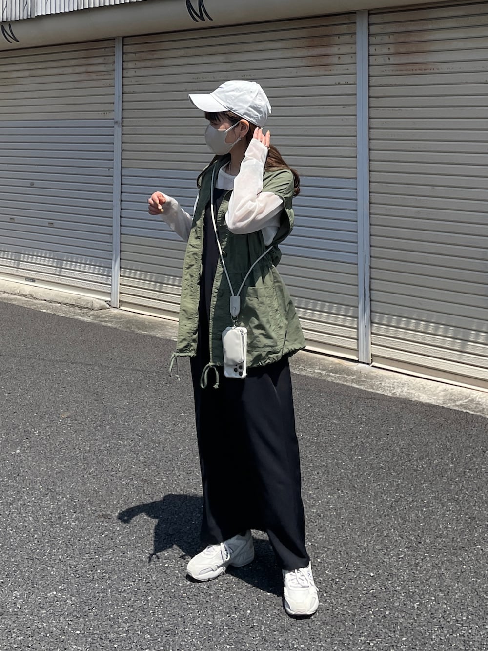 「休日スタイル、シンプルスタイル、大人女子、カジュアル、ミリタリーベスト、ベスト、ワンピース、キャップ、春服コーデ、スニーカーコーデ、プチプラコーデ」｜「tiptopのミリタリーベスト（ベスト、グリーン系）」を使った、maamin♡さん（レディース・156cm）の春コーディネートの2枚目の写真