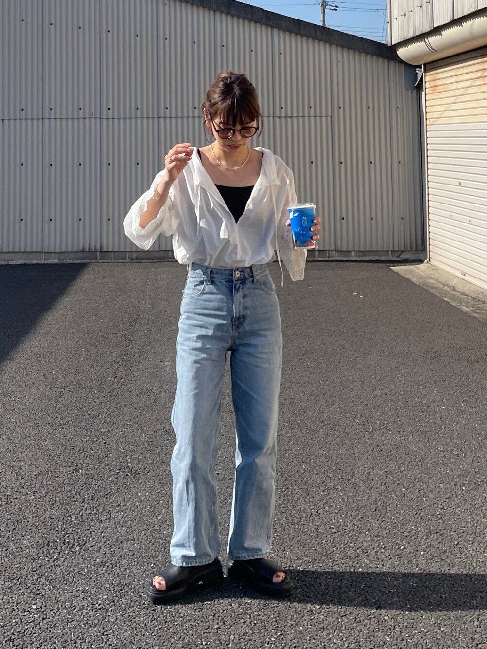 ホワイト系のシャツ/ブラウス、ブルー系のデニムパンツ、シルバー系のネックレスを着用したレディースの春コーディネートの4枚目の写真