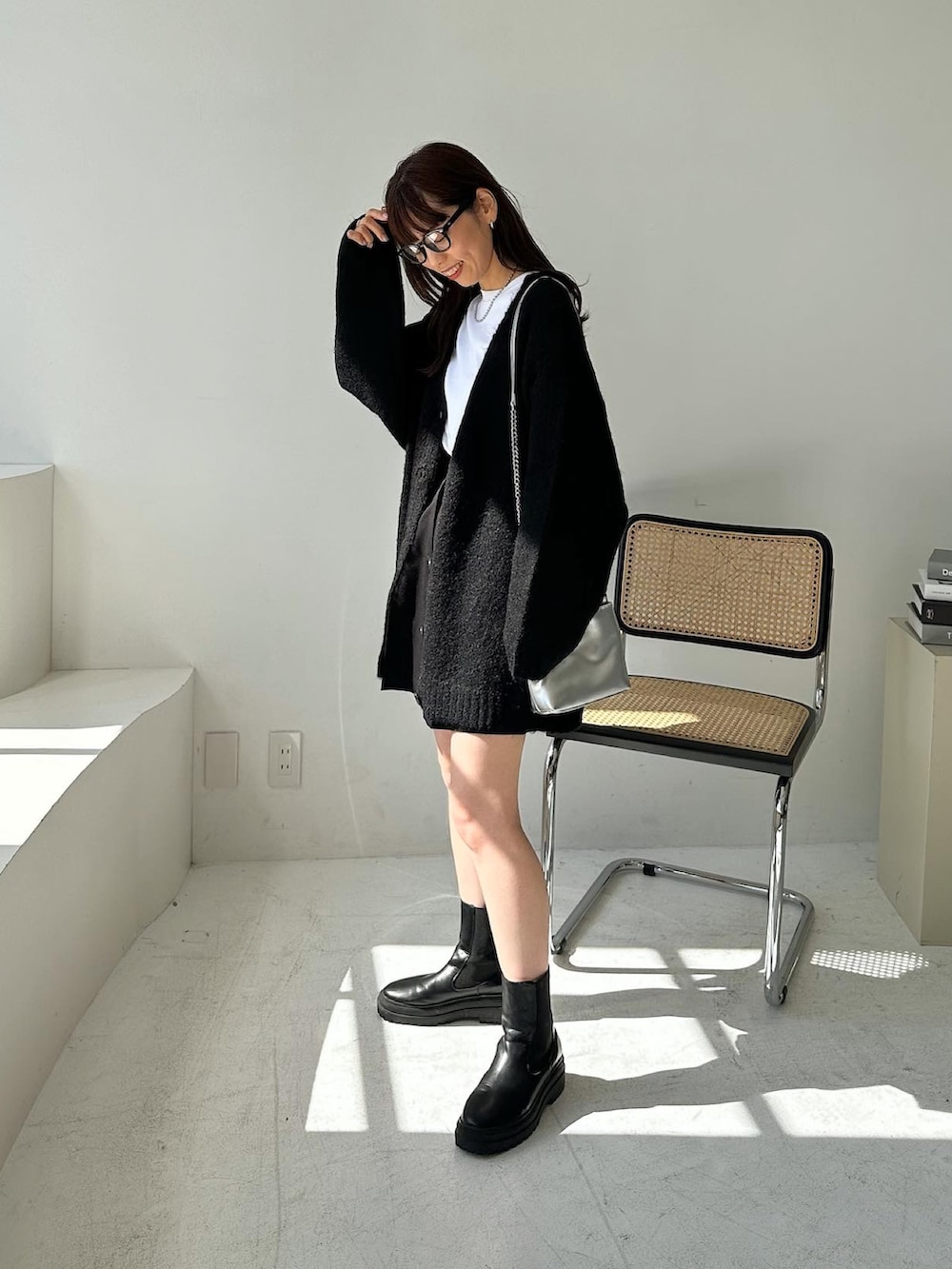 ブラック系のカーディガン/ボレロ、ブラック系のその他パンツを着用したレディースの秋コーディネートの2枚目の写真