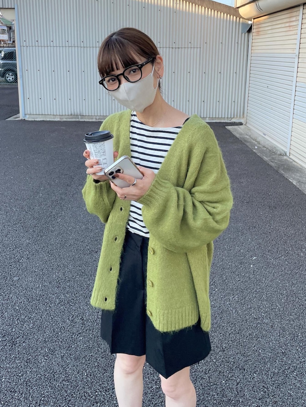 グリーン系のカーディガン/ボレロ、ブラック系のその他パンツを着用したレディースの秋コーディネートの3枚目の写真