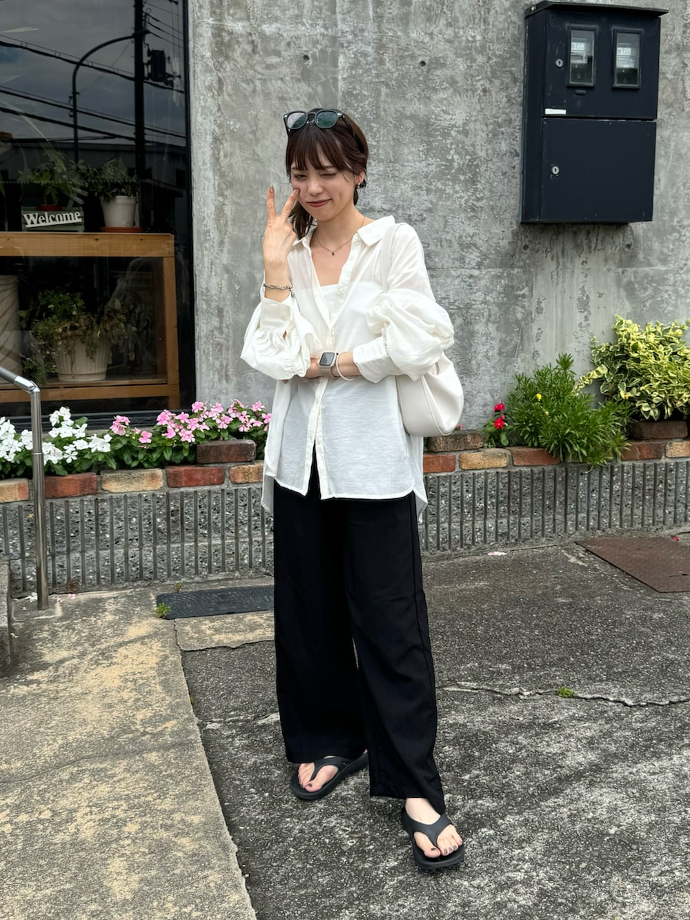 ホワイト系のシャツ/ブラウス、ブラック系のその他パンツ、ホワイト系のショルダーバッグを着用したレディースの夏コーディネートの2枚目の写真
