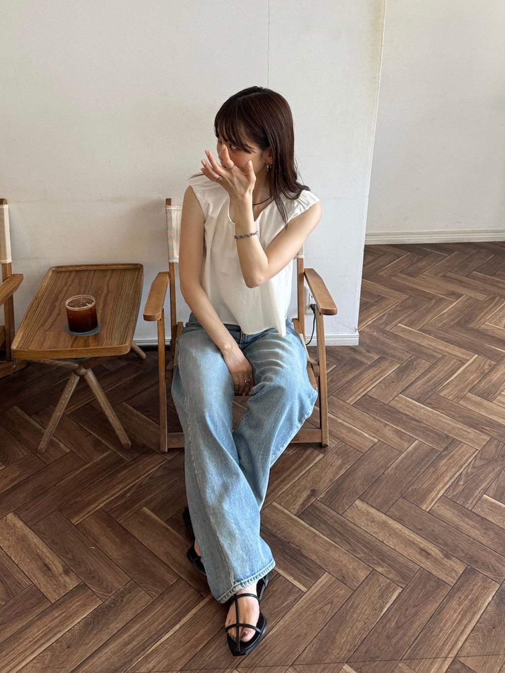 ホワイト系のシャツ/ブラウス、ブルー系のデニムパンツを着用したレディースの夏コーディネートの2枚目の写真