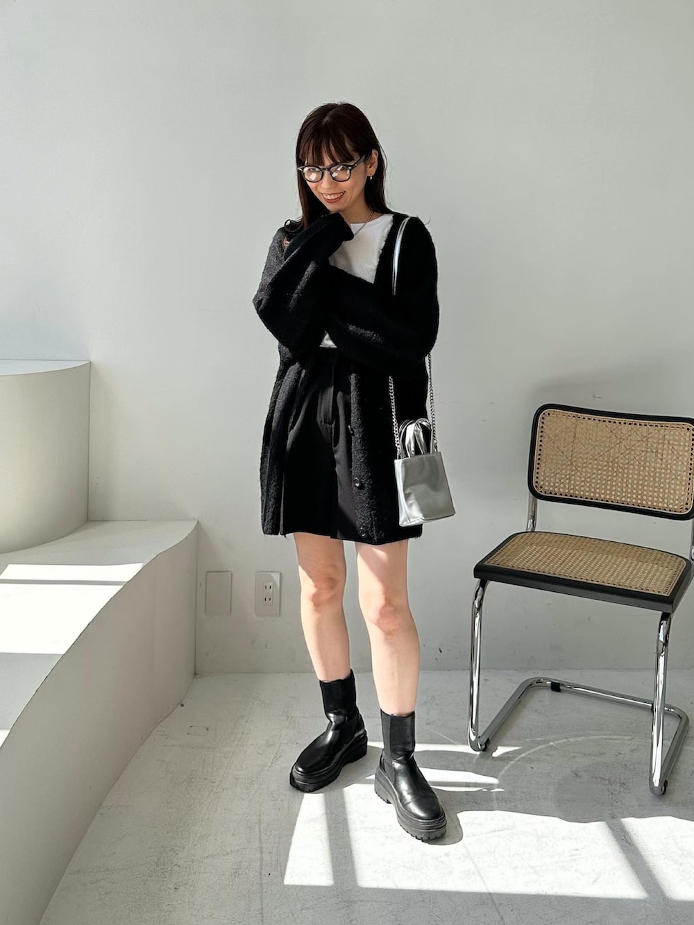 ブラック系のカーディガン/ボレロ、ブラック系のその他パンツを着用したレディースの秋コーディネートの5枚目の写真