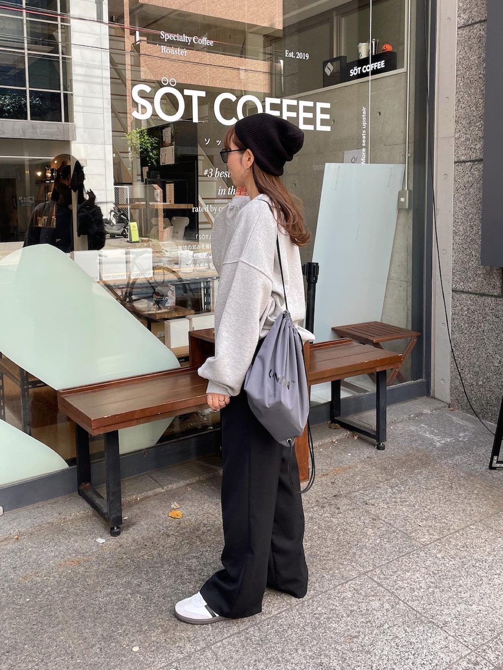 「ファッションを楽しもう、スウェット、スラックス、カジュアルコーデ、オーバーサイズ、ゆったりコーデ、着回しコーデ、骨格ウェーブ、巾着バッグ、モノトーン、グレー、ニット帽、サングラス」｜「LE MOREのニュアンスカラースウェット（スウェット、グレー系）」を使った、maamin♡さん（レディース・156cm）の秋コーディネートの3枚目の写真