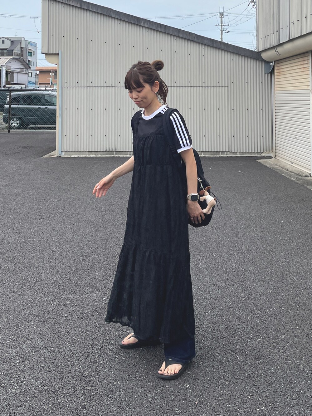 ブラック系のワンピース、ブラック系のTシャツ/カットソーを着用したレディースの春コーディネートの5枚目の写真