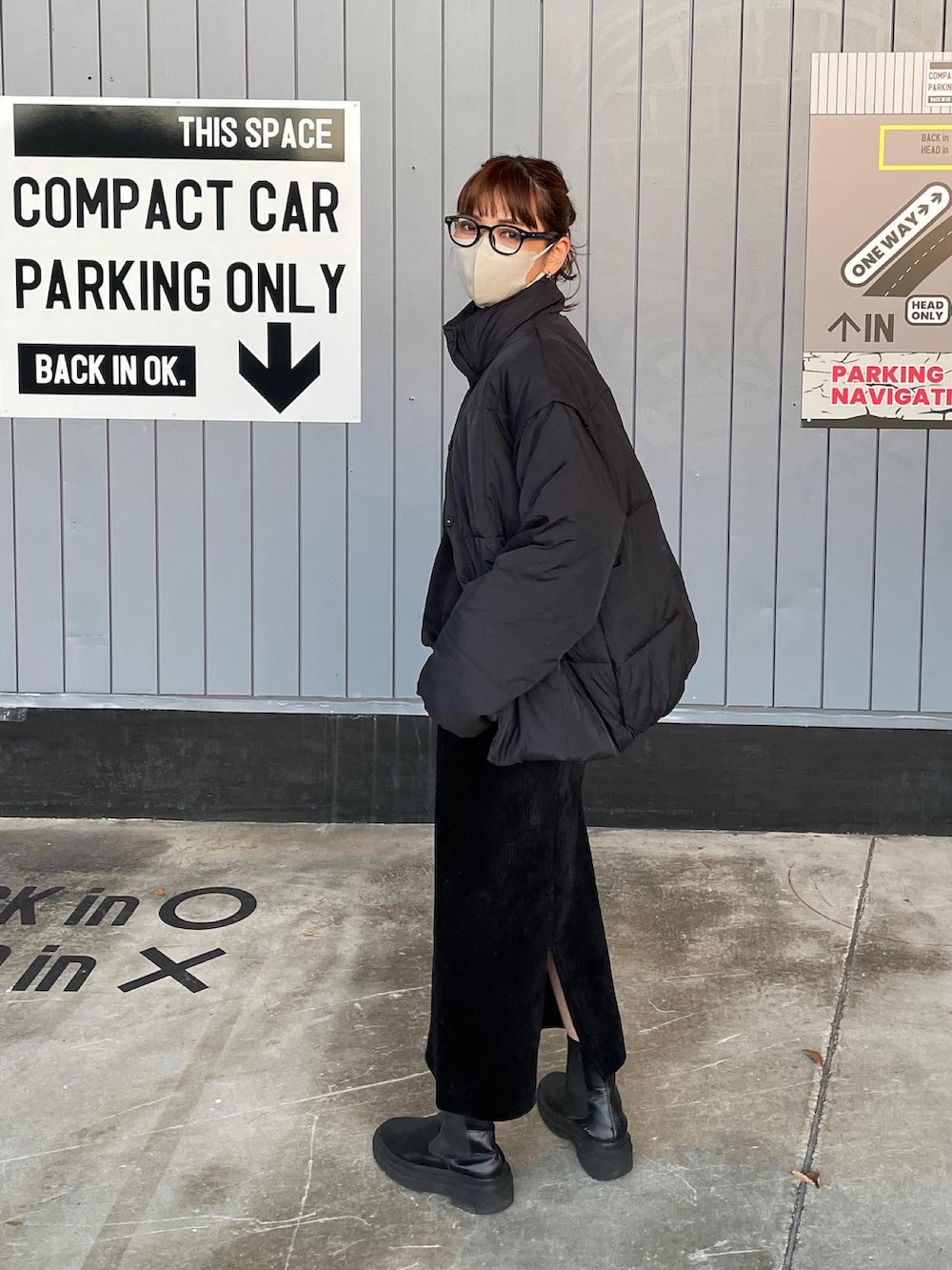 ブラック系のダウンジャケット/コート、ブラック系のスカート、ブラック系のブーツを着用したレディースの冬コーディネートの2枚目の写真