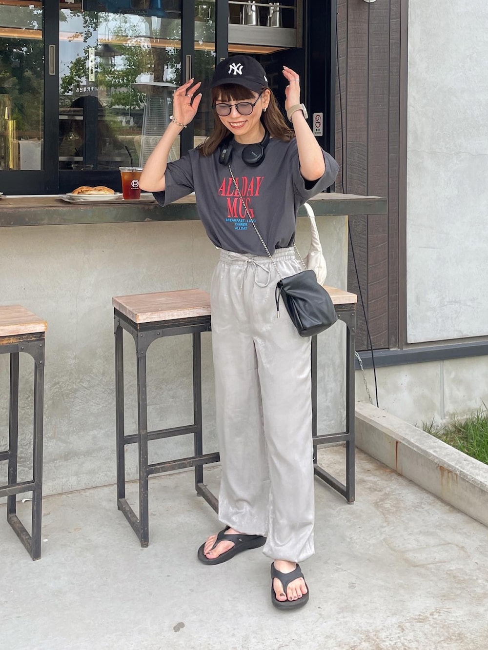 グレー系のTシャツ/カットソー、グレー系のその他パンツ、ブラック系のショルダーバッグを着用したレディースの夏コーディネートの3枚目の写真