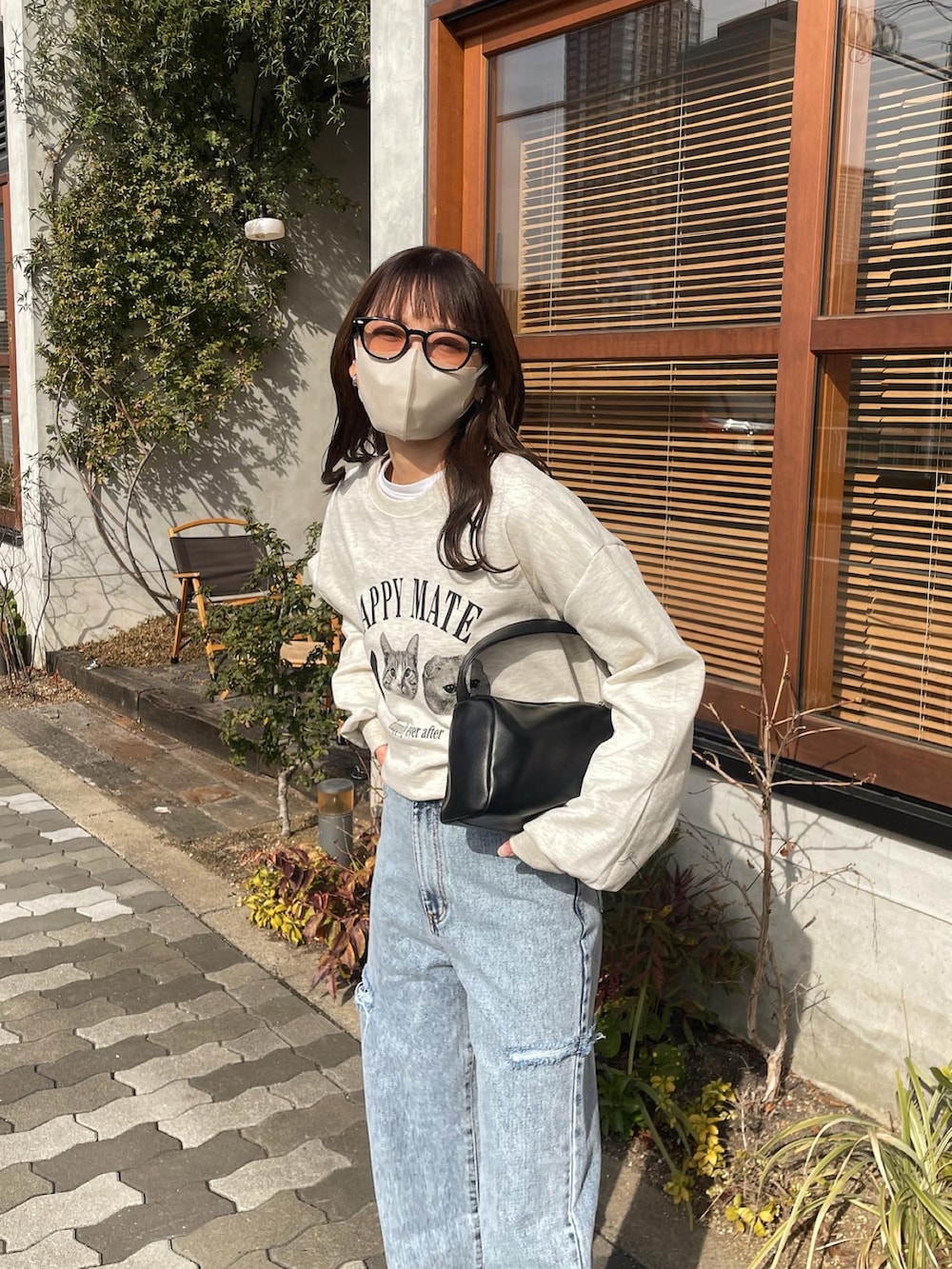 ホワイト系のTシャツ/カットソー、ブラック系のデニムパンツ、ブラウン系のサングラスを着用したレディースの春コーディネートの5枚目の写真