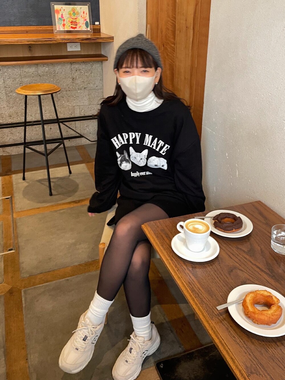ブラック系のTシャツ/カットソー、ブラック系のその他パンツ、グレー系のハットを着用したレディースの春コーディネートの3枚目の写真