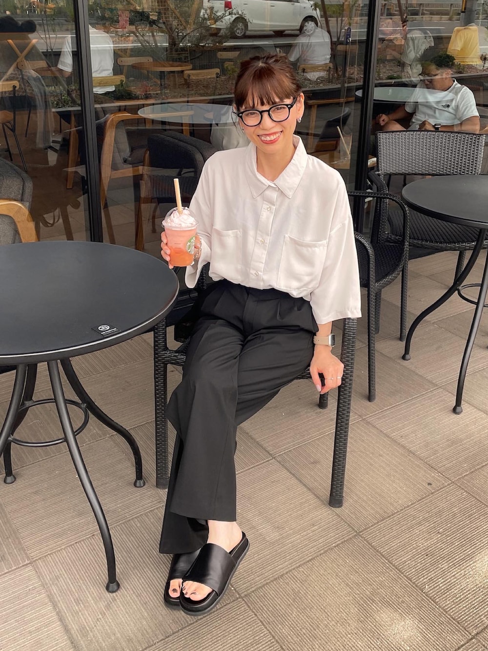 ホワイト系のシャツ/ブラウス、ブラック系のサンダル、ブラック系のトートバッグを着用したレディースの夏コーディネートの4枚目の写真