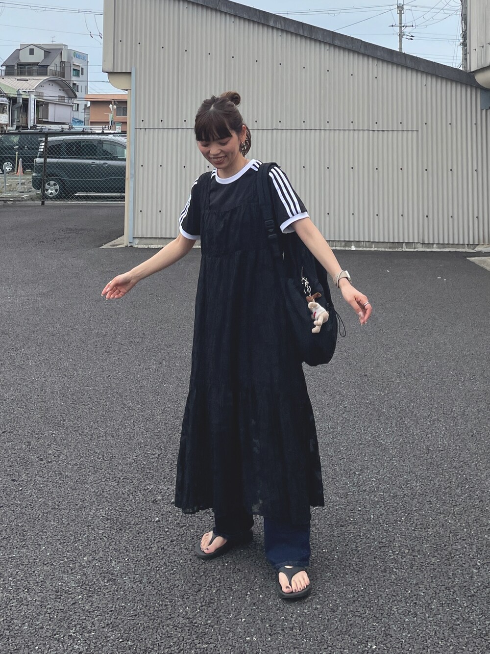 ブラック系のワンピース、ブラック系のTシャツ/カットソーを着用したレディースの春コーディネートの3枚目の写真