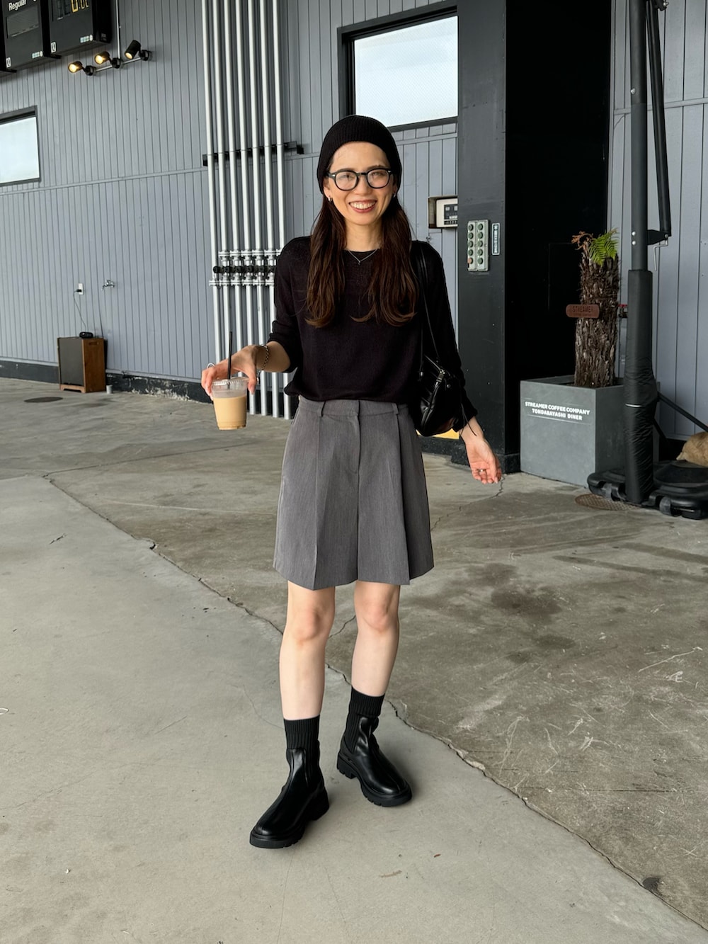 「秋服準備はじめました、大人コーデ、シンプルスタイル、低身長コーデ、秋コーデ、秋先取りコーデ、モノトーン、モノトーンコーデ、厚底ブーツ、大人可愛い」｜「tiptopの【2サイズ展開】アソートショートブーツ（ブーツ、ブラック系）」を使った、maamin♡さん（レディース・156cm）の秋コーディネートの3枚目の写真