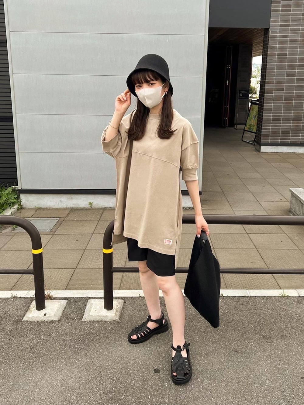 グリーン系のTシャツ/カットソー、ブラック系のその他パンツ、ブラック系のハンドバッグを着用したレディースの夏コーディネートの2枚目の写真