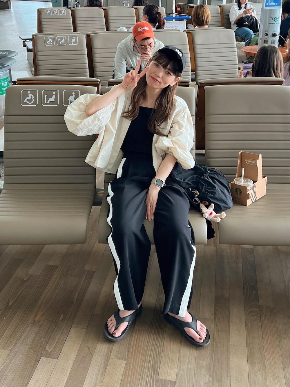 ベージュ系のシャツ/ブラウス、ブラック系のキャミソール、ブラック系のその他パンツを着用したレディースの春コーディネートの5枚目の写真