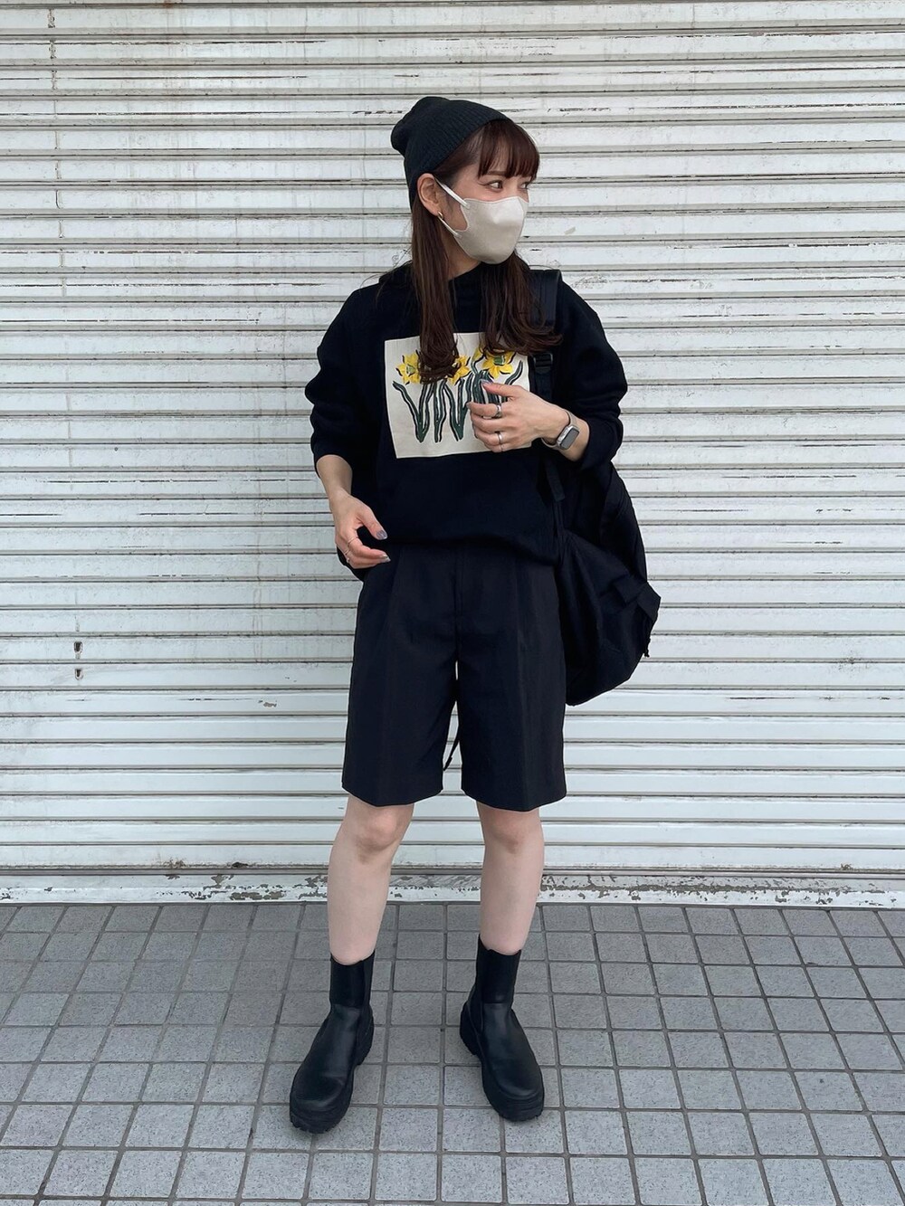 ブラック系のパーカー、ブラック系のブーツを着用したレディースの夏コーディネートの3枚目の写真