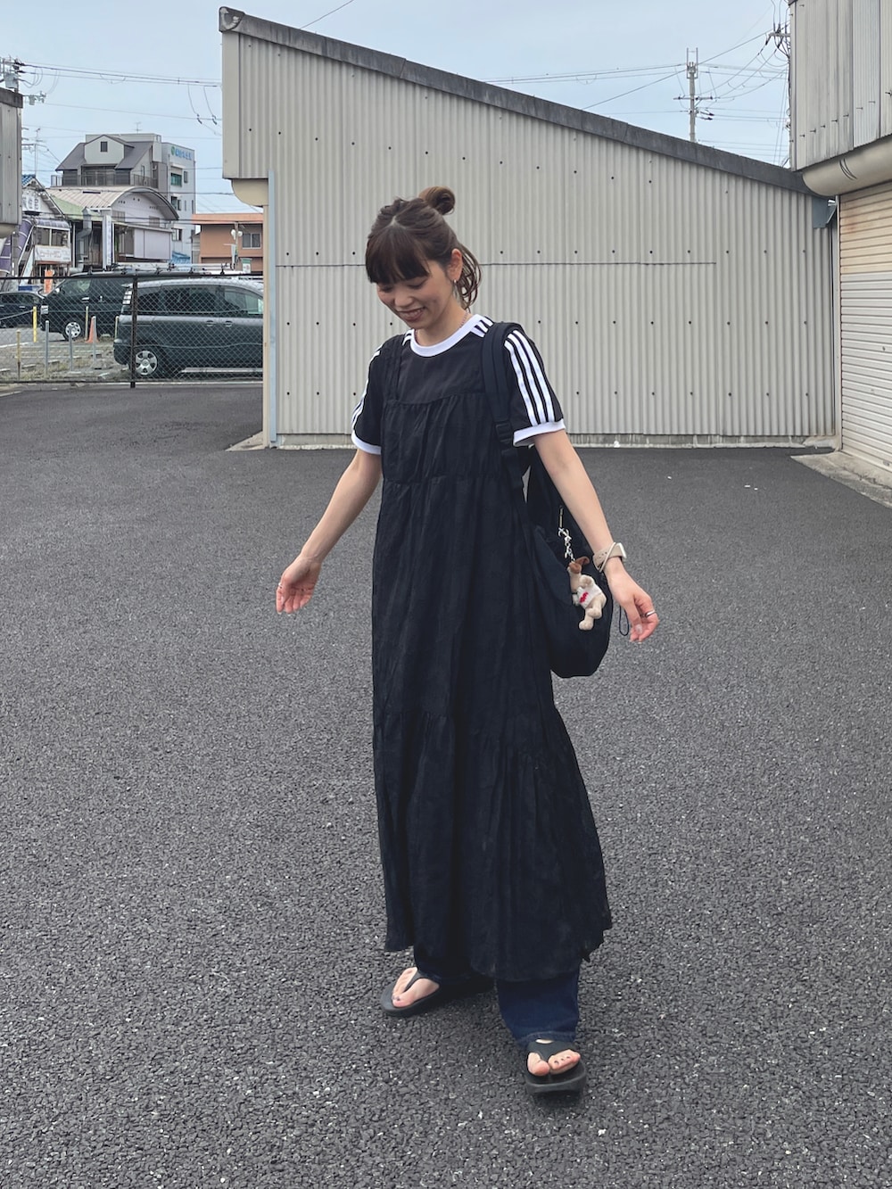 ブラック系のワンピース、ブラック系のTシャツ/カットソーを着用したレディースの春コーディネートの2枚目の写真