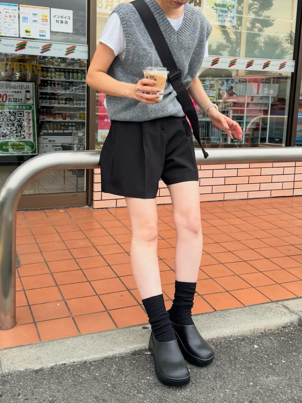 ブラック系のその他パンツ、ブラック系のショルダーバッグ、ブラック系のローファーを着用したレディースの秋コーディネートの2枚目の写真