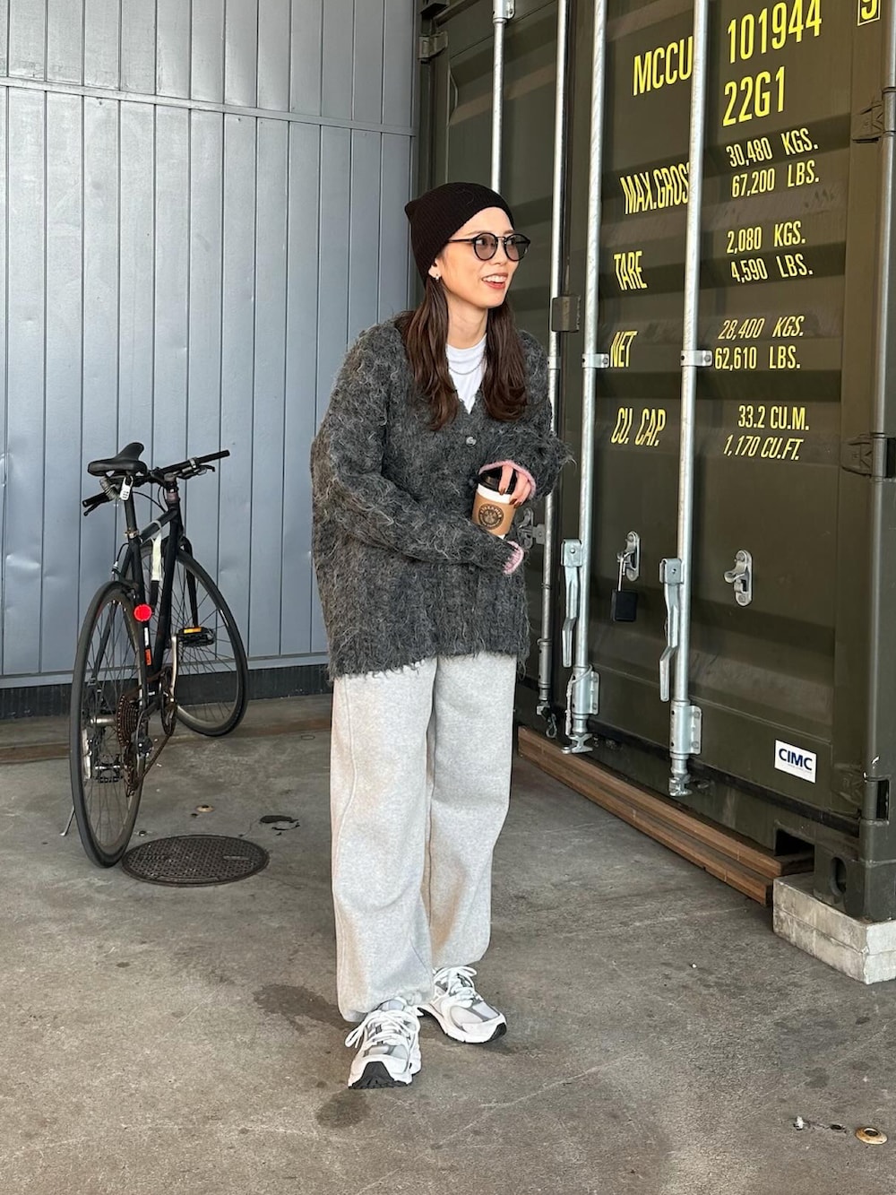 ブラック系のカーディガン/ボレロ、ホワイト系のスニーカー、ブラック系のニットキャップ/ビーニーを着用したレディースの秋コーディネートの5枚目の写真