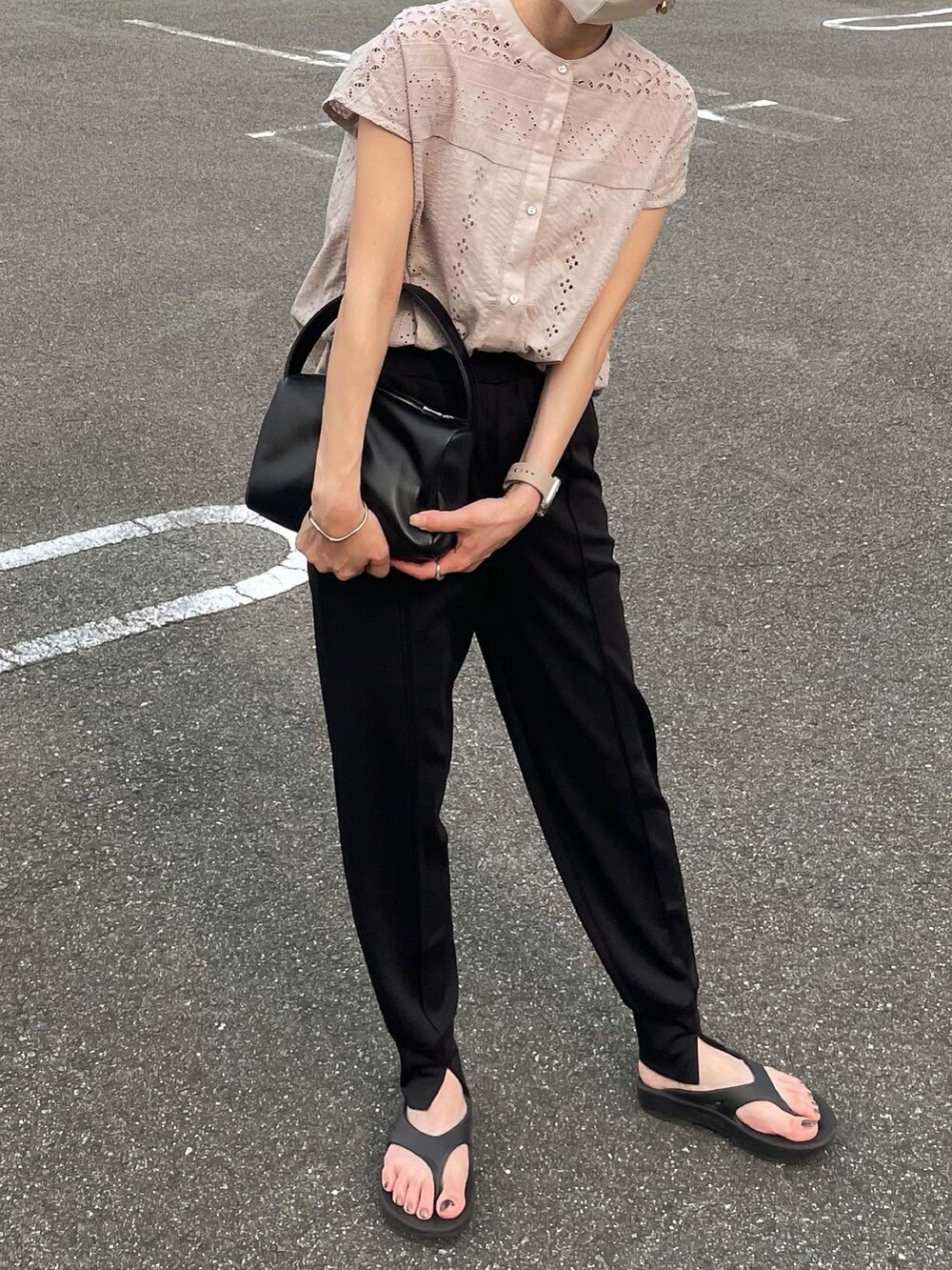 グレー系のシャツ/ブラウスを着用したレディースの夏コーディネートの2枚目の写真