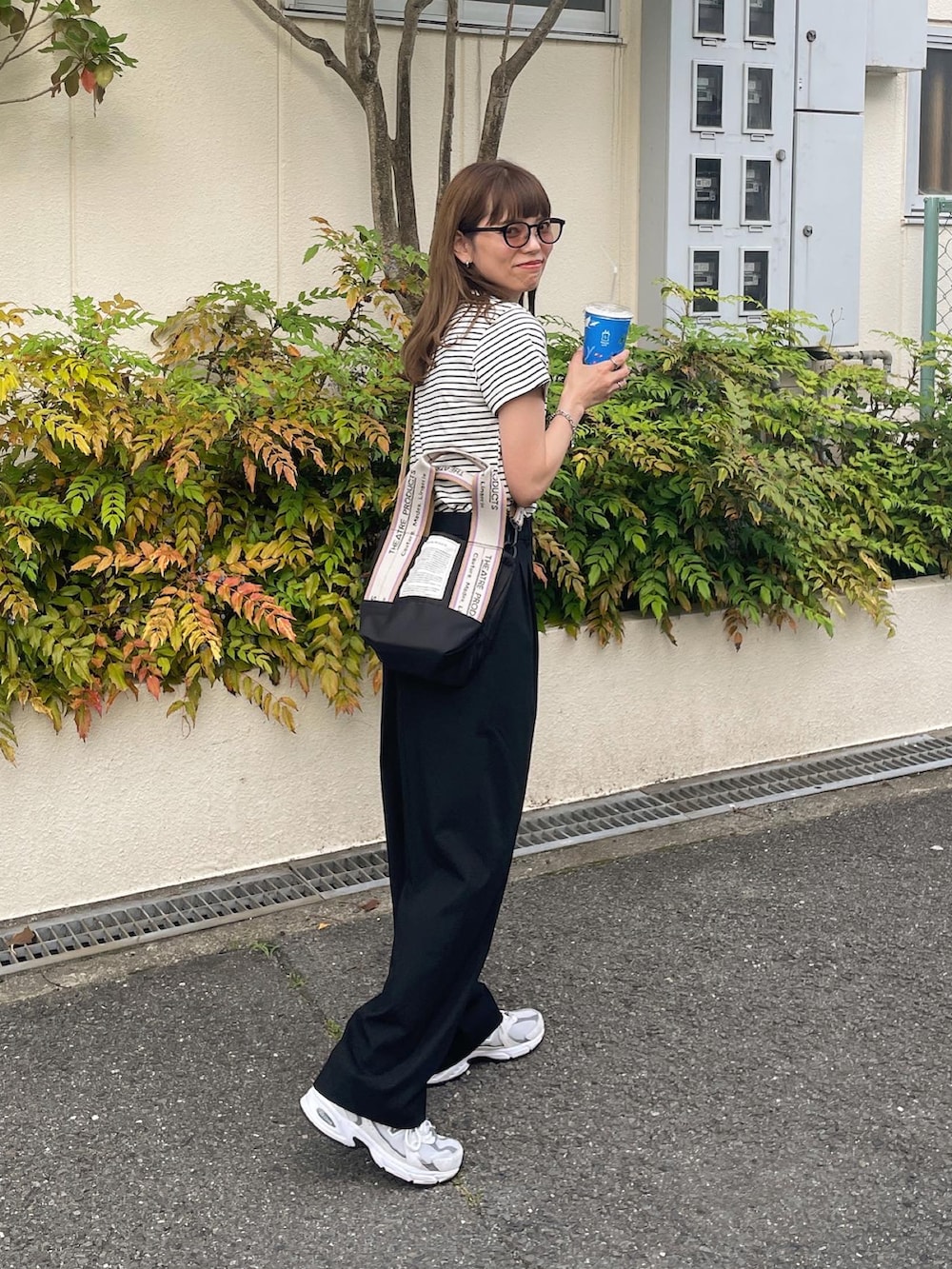 ホワイト系のTシャツ/カットソー、ブラック系のショルダーバッグを着用したレディースの夏コーディネートの2枚目の写真