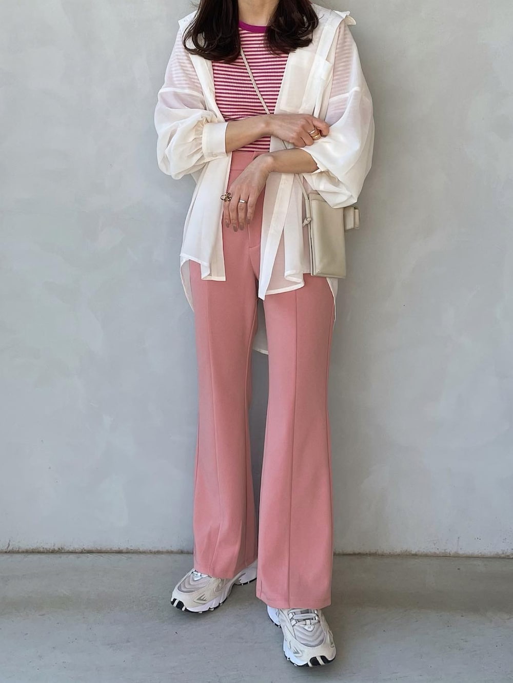 ホワイト系のシャツ/ブラウス、ピンク系のTシャツ/カットソー、ベージュ系のスニーカーを着用したレディースの春コーディネートの3枚目の写真