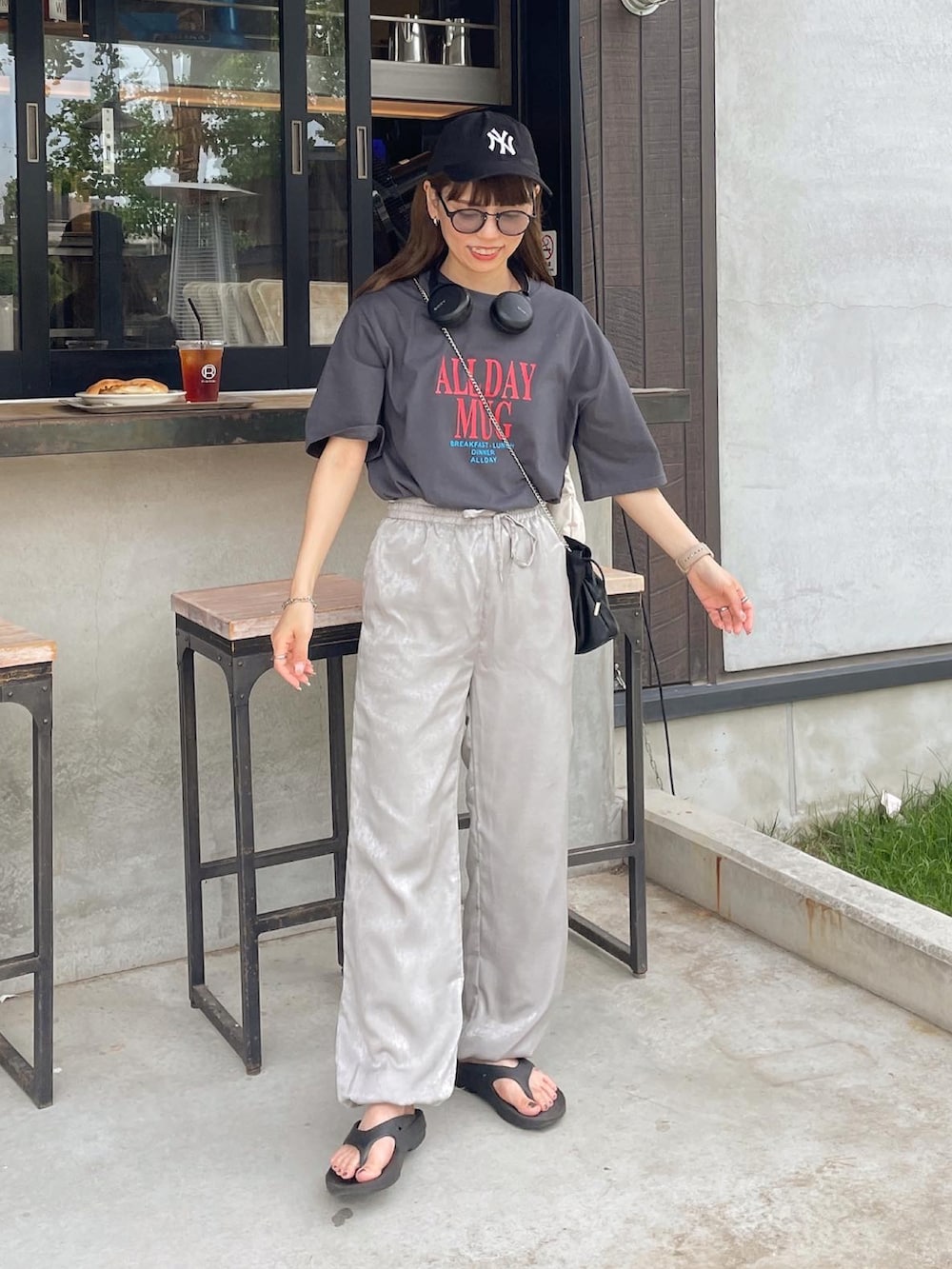 グレー系のTシャツ/カットソー、グレー系のその他パンツ、ブラック系のショルダーバッグを着用したレディースの夏コーディネートの4枚目の写真