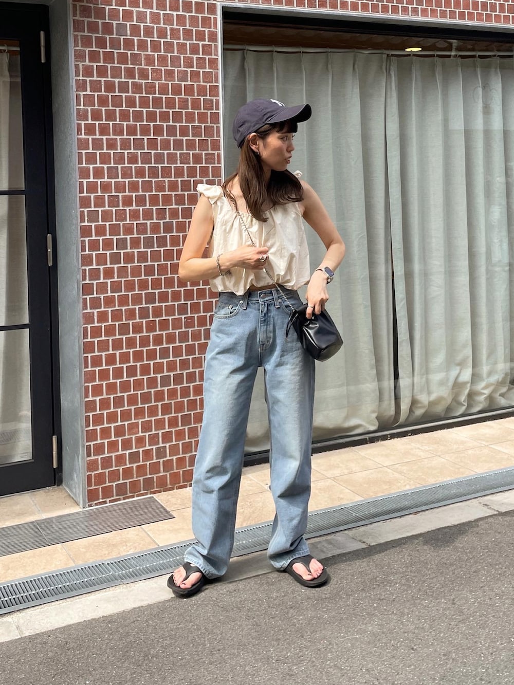 「オトナ女子、カジュアルコーデ、大人かわいい、デニムパンツ、ブラウス、ノースリーブ、キャップ、キャップ女子、低身長女子、夏ファッション、ママファッション、デート、ママコーデ」｜「LE MOREのバルーンショートタンクブラウス（シャツ/ブラウス、ベージュ系）」を使った、maamin♡さん（レディース・156cm）の夏コーディネートの2枚目の写真