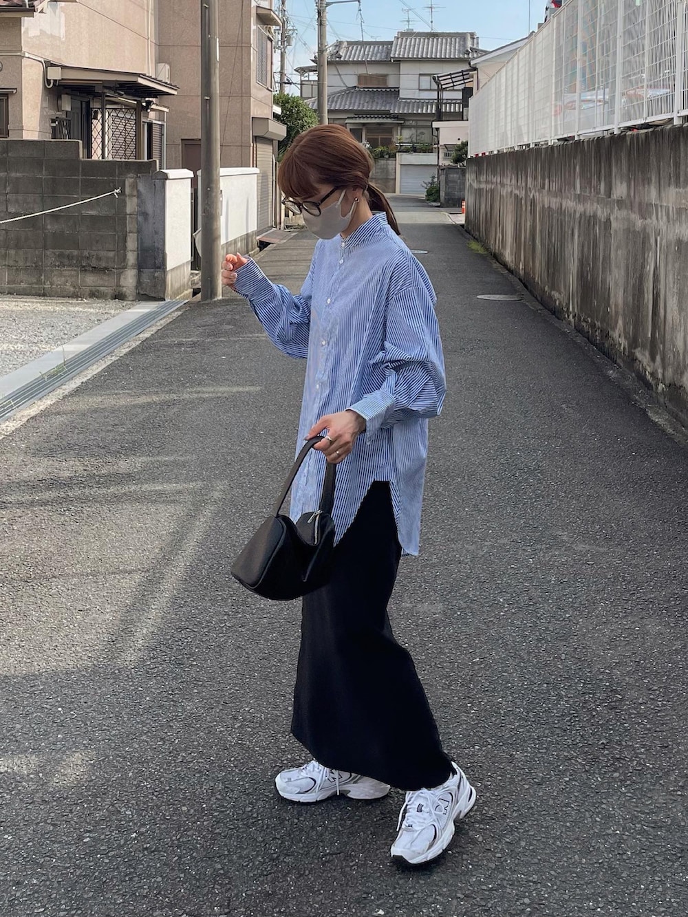 ブルー系のシャツ/ブラウス、ブラック系のスカートを着用したレディースの秋コーディネートの4枚目の写真