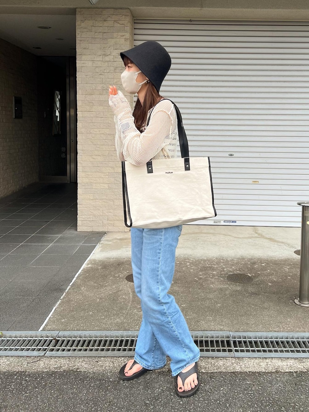 ホワイト系のトートバッグ、ホワイト系のTシャツ/カットソー、ホワイト系のTシャツ/カットソーを着用したレディースの夏コーディネートの4枚目の写真