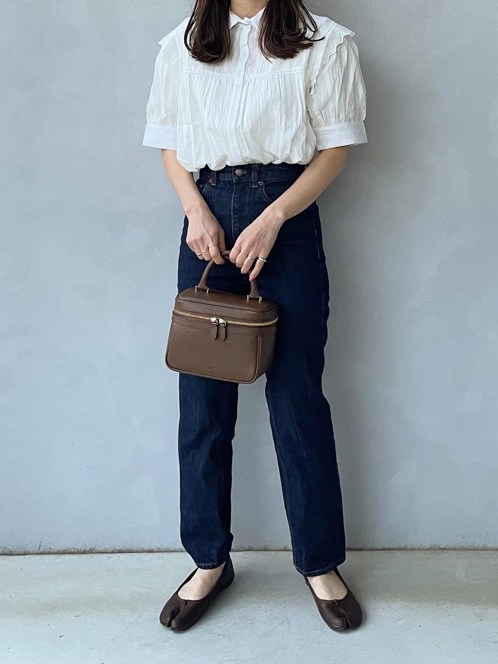 ホワイト系のシャツ/ブラウスを着用したレディースの春コーディネートの2枚目の写真