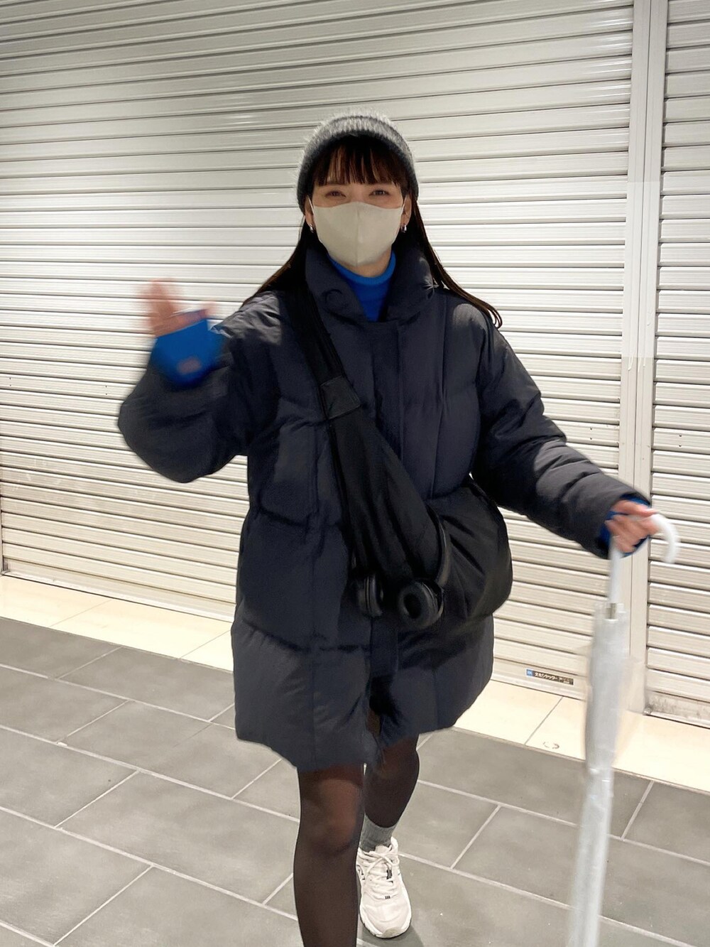 「ダウンジャケット、私の推しブランド、ニット帽、ダウン、冬のコーデ、ブラックコーデ、低身長女子、ハイネック、タートルネック、タートルネックニット、差し色、ブルーコーデ、ソックス、スニーカーコーデ」｜「TODAYFULのスタンドカラーダウンジャケット（ダウンジャケット/コート、ブラック系）」を使った、maamin♡さん（レディース・156cm）の冬コーディネートの5枚目の写真