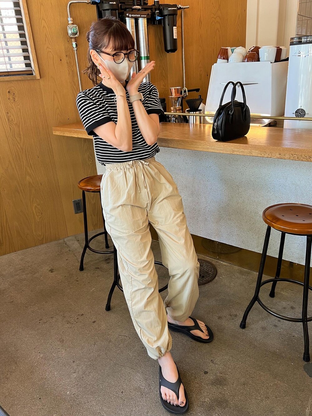 ブラック系のTシャツ/カットソー、ピンク系のカーゴパンツ、ブラック系のサンダルを着用したレディースの夏コーディネートの4枚目の写真