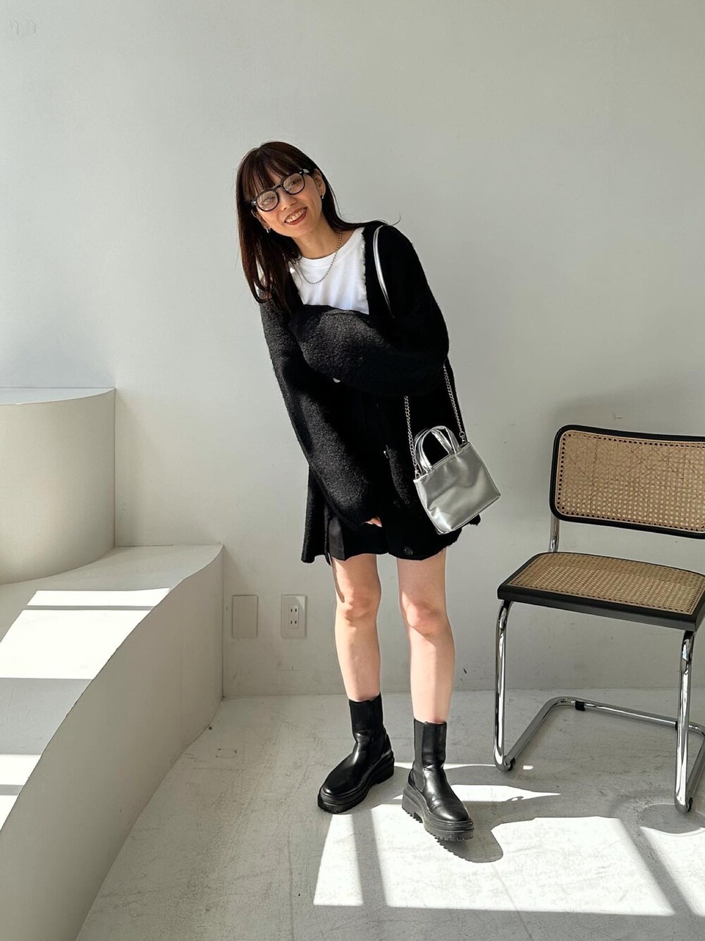 ブラック系のカーディガン/ボレロ、ブラック系のその他パンツを着用したレディースの秋コーディネートの4枚目の写真