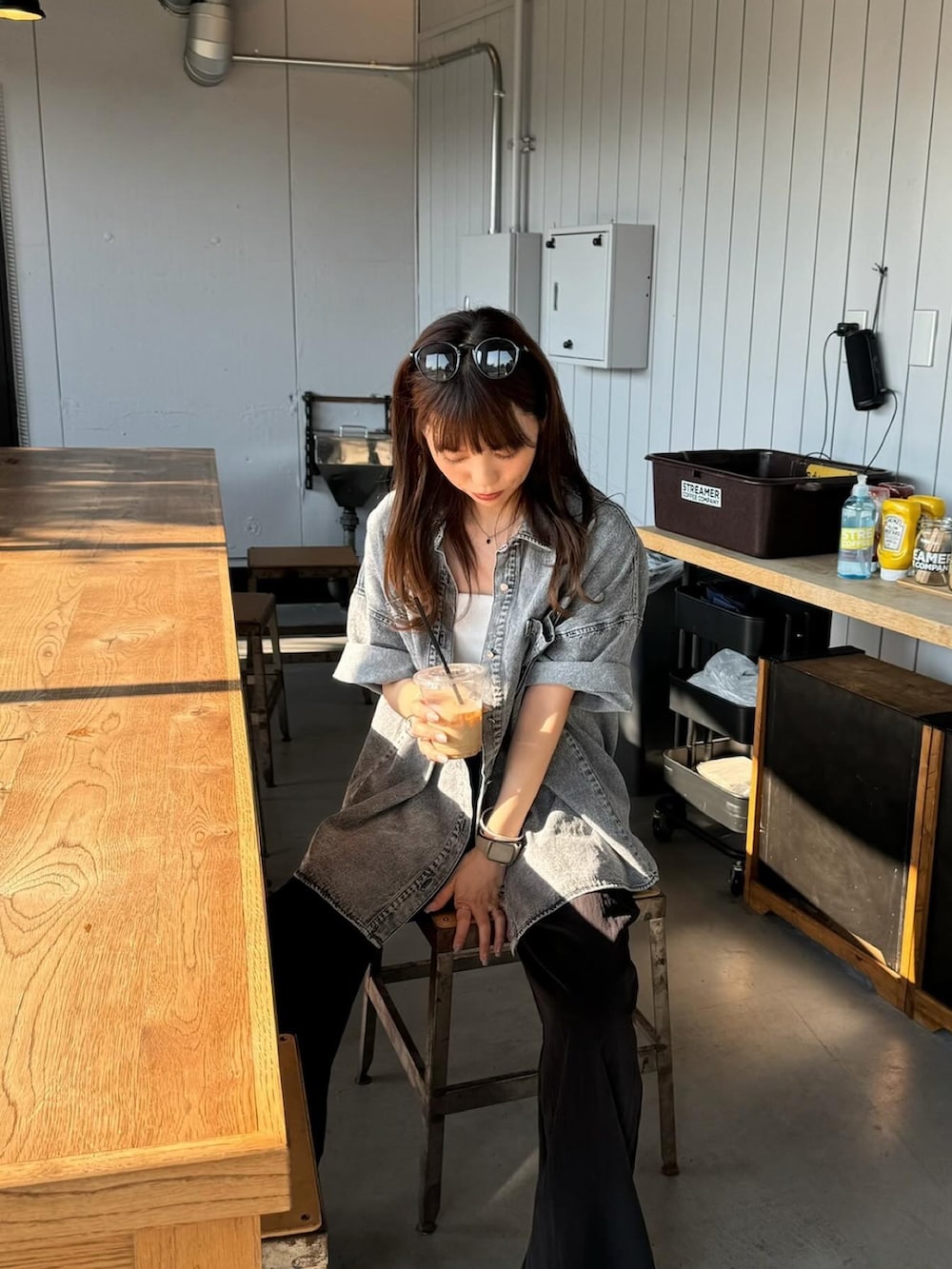 ブラック系のシャツ/ブラウス、ブラック系のその他パンツ、ブラック系のサンダルを着用したレディースの夏コーディネートの2枚目の写真