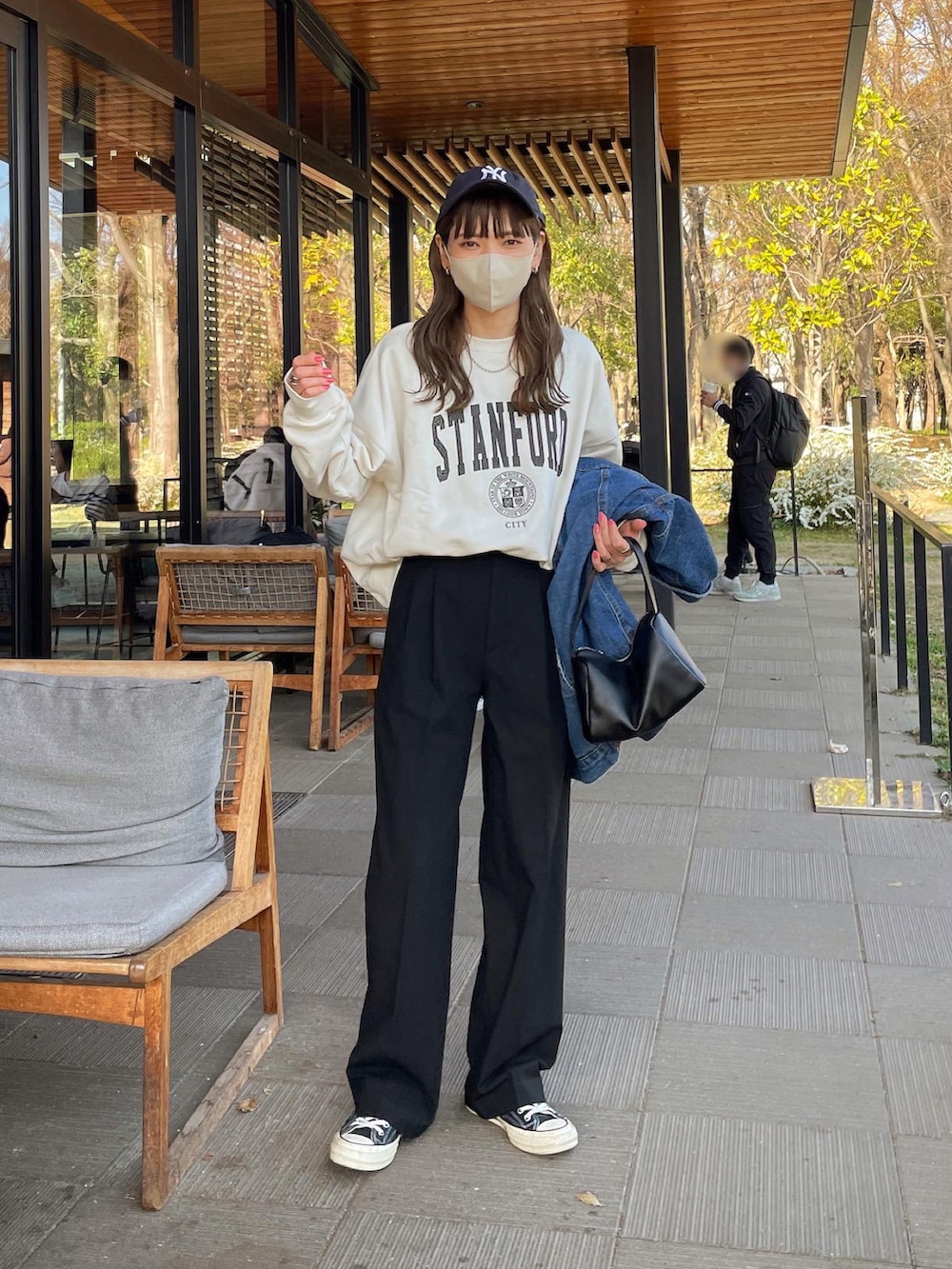 「休日スタイル、春コーデ、おでかけコーデ、公園、スウェット、スウェットコーデ、キャップ、モノトーン、シンプルコーデ、低身長コーデ、ボリューム袖、UNIQLOコーデ、PR」｜「ap retroのロゴプリント裏毛ルーズプルオーバー カレッジロゴ（スウェット、ホワイト系）」を使った、maamin♡さん（レディース・156cm）の春コーディネートの2枚目の写真