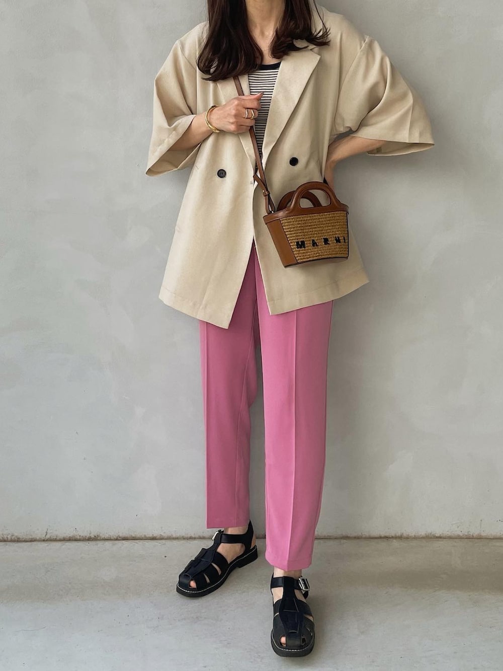 ホワイト系のシャツ/ブラウス、ブラック系のタンクトップ、ピンク系のその他パンツを着用したレディースの春コーディネートの2枚目の写真